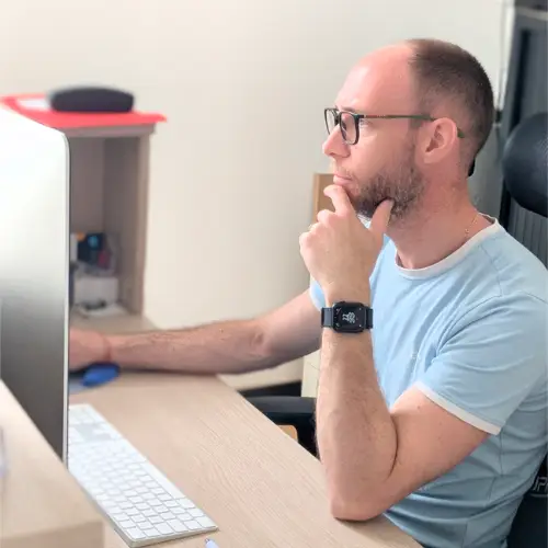 Sébastien au travail devant son bureau chez Ma Selfie Box